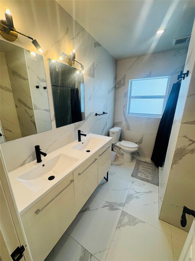 Building Photo - 1941 Washington St