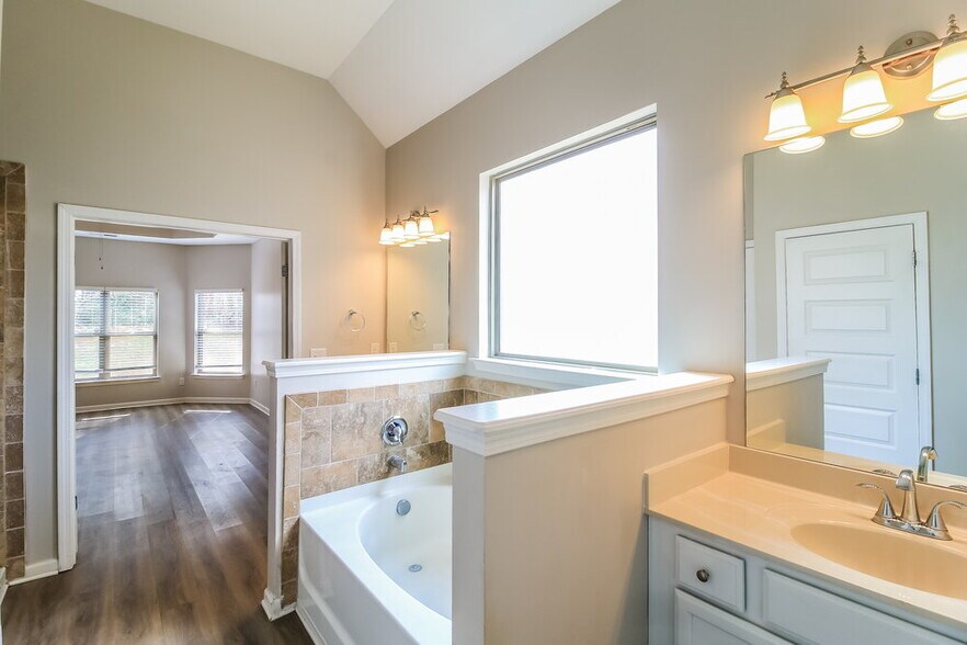 Building Photo - 6840 Diamond Dr