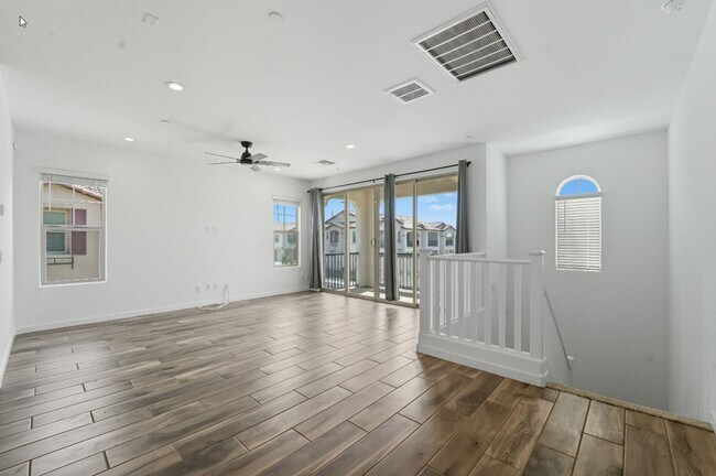 Building Photo - Like Brand New Luxurious Modern 3 Bedroom 2 Bath Townhome in Warner Meadow – Rare Rental Opportun...