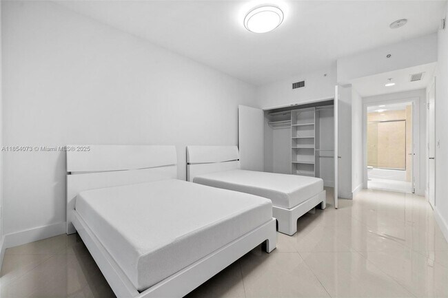 Building Photo - 17301 Biscayne Blvd