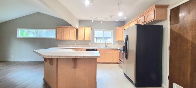 Building Photo - Beautiful and Spacious 3bd / 2bth w/ bonus...