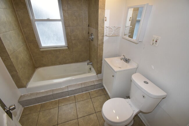 Building Photo - 5612 S Sawyer Ave