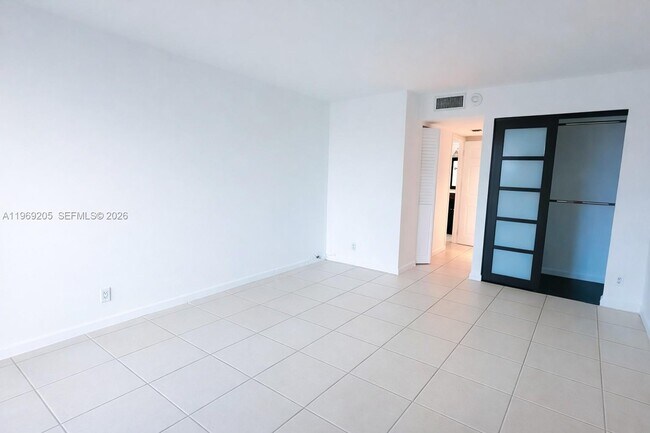 Building Photo - 100 Bayview Dr