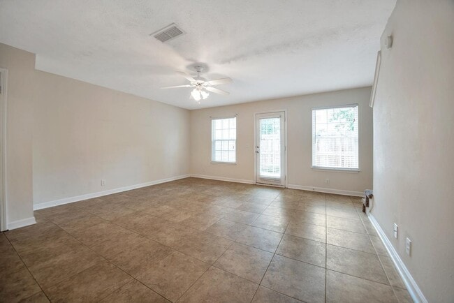 Building Photo - Townhome for rent five minutes from I-24