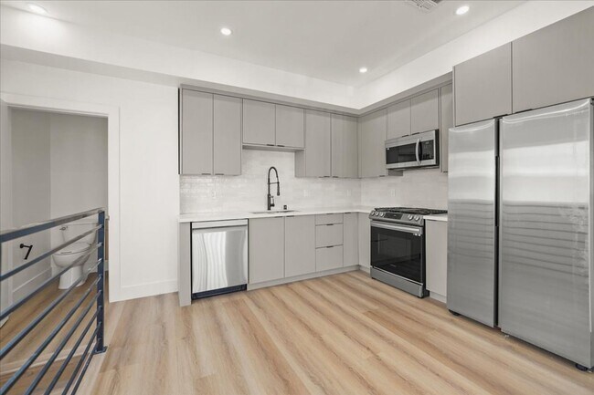 Building Photo - 910 N Hudson Ave