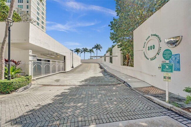Building Photo - 800 Claughton Island Dr