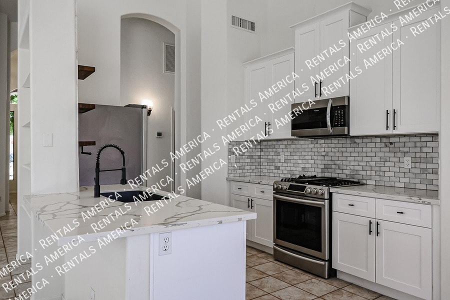 Building Photo - 3055 N Red Mountain