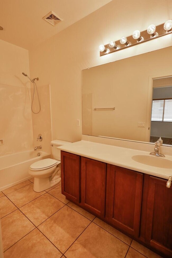 Building Photo - 831 W Calle Valenciana