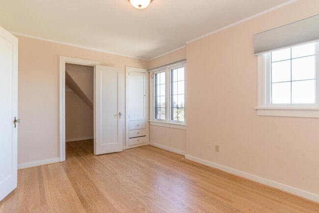 Building Photo - 721 W Florentia Pl