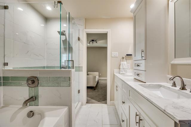 Building Photo - 1827 Lake Travis Dr