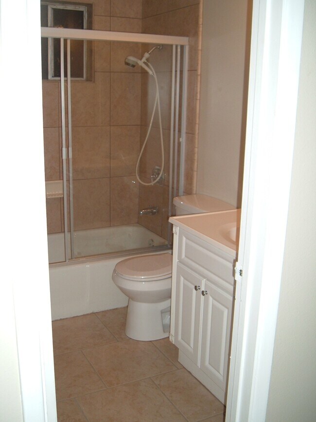 Building Photo - 1130 W 9th St