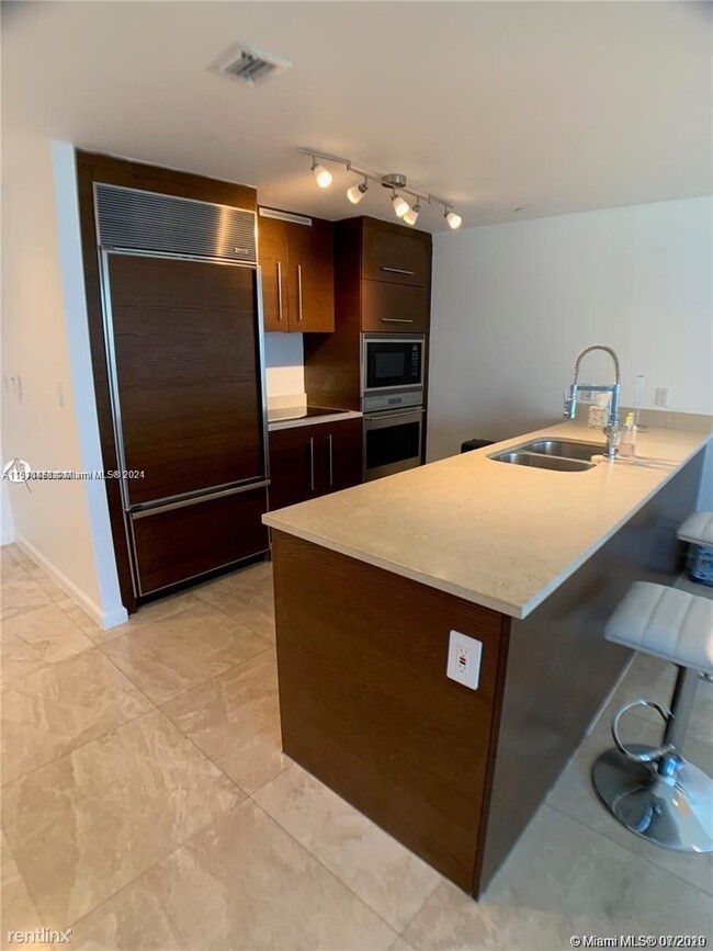 Building Photo - 1 br, 1 bath Condo - 475 Brickell Ave Apt ...