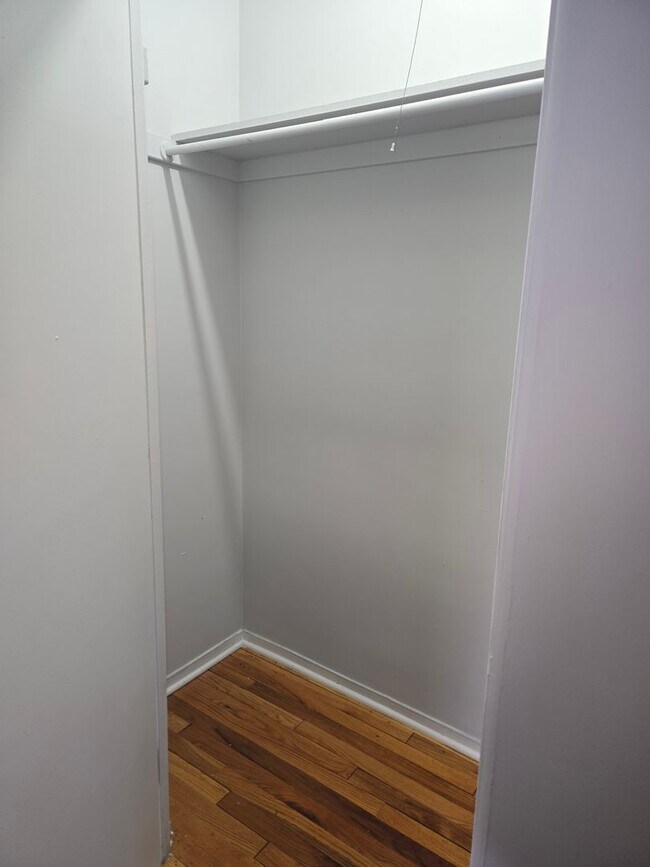 Building Photo - 3 bedrooms, 1.5 bathrooms.