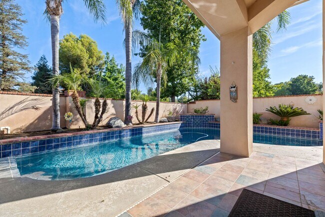 Building Photo - CLEAN 3 BEDROOM / 2 BATHROOM IN SEVEN OAK!...