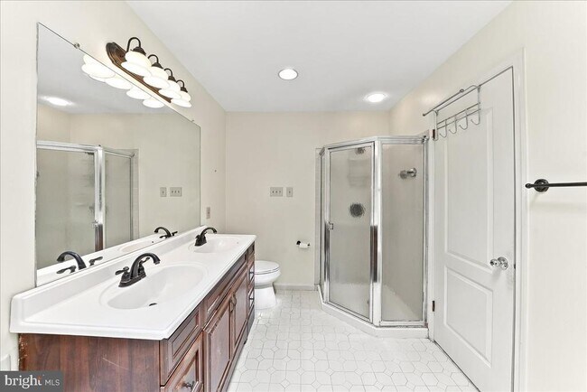 Building Photo - 400 Wooded Way