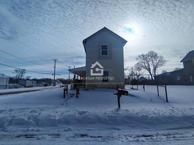 Building Photo - 1001 W 1st St