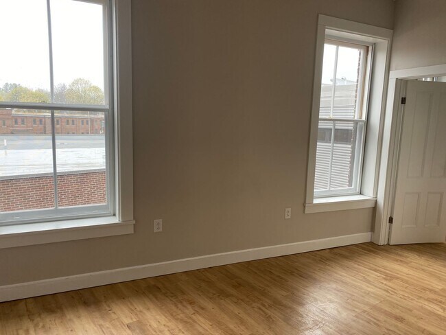 Building Photo - Putnam Winslow– $1,350 – 1 Bathroom Studio, 370 SQ.FT. – UTILITIES INCLUDED, Available 6/8/26