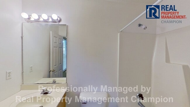 Building Photo - 3 BD/2BA Home with Sunny Floorplan and Eat-in Kitchen