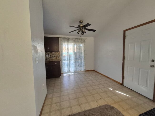 Building Photo - 3 bedroom, 2 bath house in the Brentwood-D...