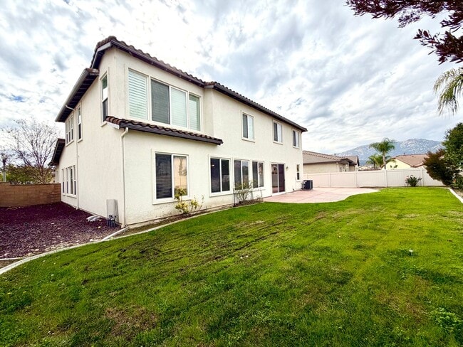 Building Photo - Spacious 5 Bedroom Wolf Creek Home with Balcony, Loft & Secondary Kitchen