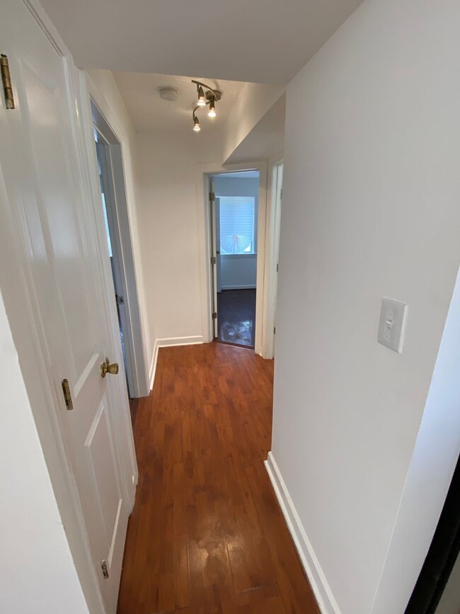 Building Photo - 2bd/1ba garden apartment; 706 sq.ft. $1500...