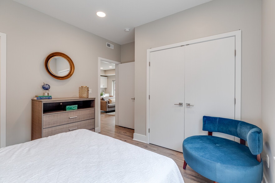 Building Photo - 1952 Bryn Mawr Ave