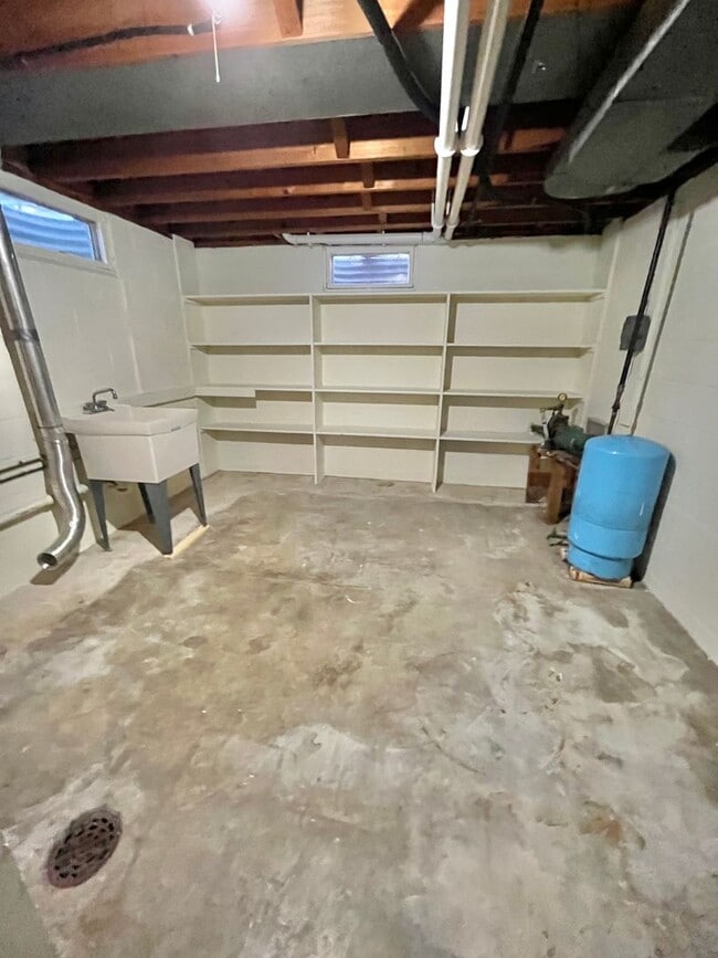 Building Photo - Large 3 Bed/2 Bath East Side Rental Home!
