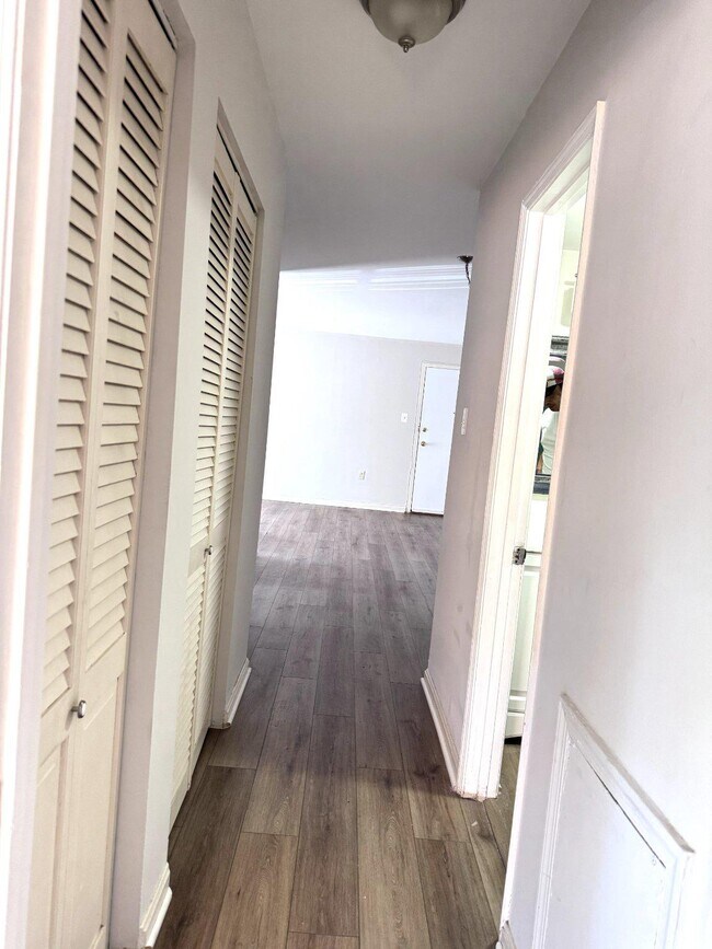 Building Photo - 5929 Quantrell Ave