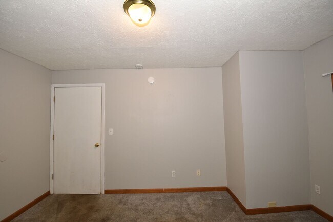 Building Photo - MIshawaka near Universities and shopping