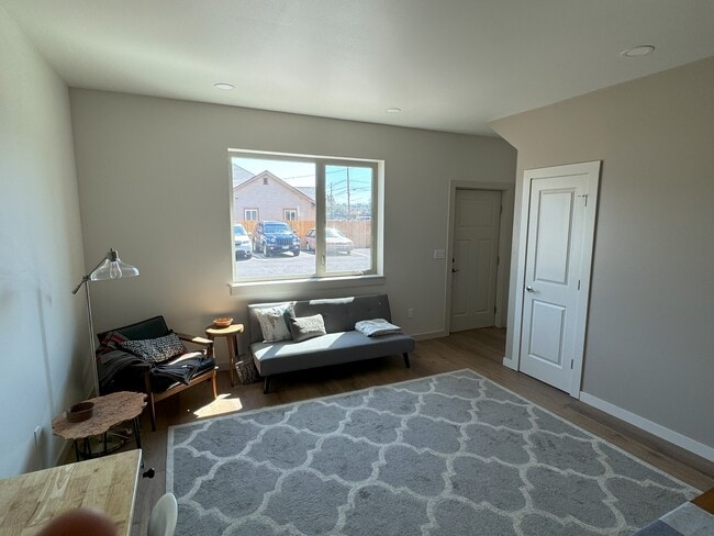 Building Photo - 801 N 16th Ave