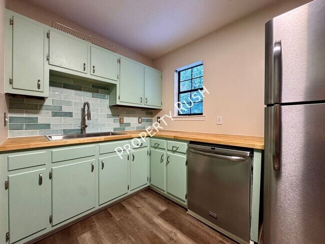 Building Photo - 1110 Fernway Cir