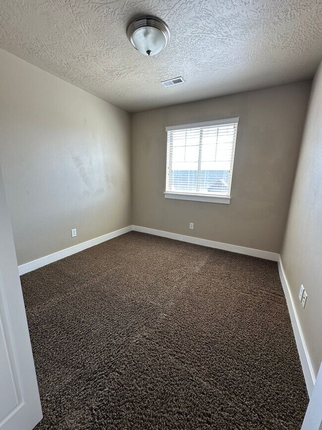 Building Photo - Dog friendly 3 Bedroom 2.5 Bath town home in Provo.