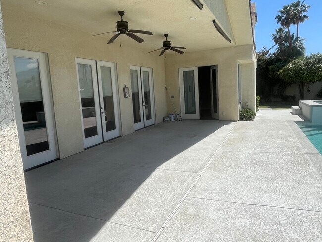 Building Photo - 11 Mission Palms Dr W