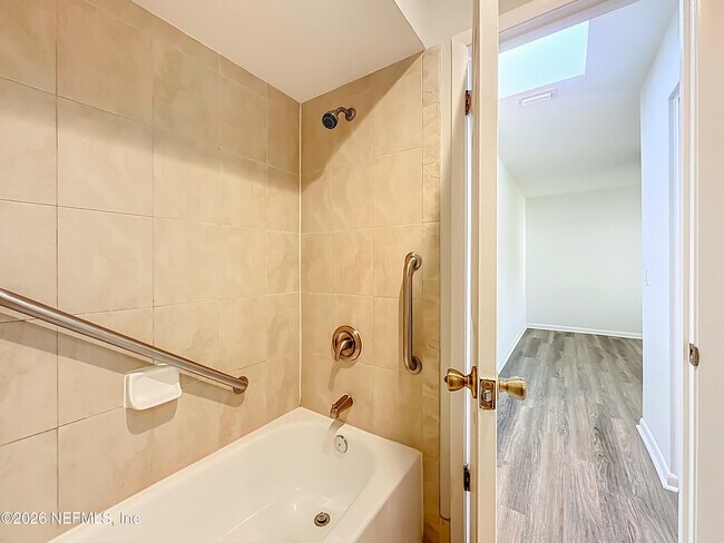 Building Photo - 141 La Pasada Cir W