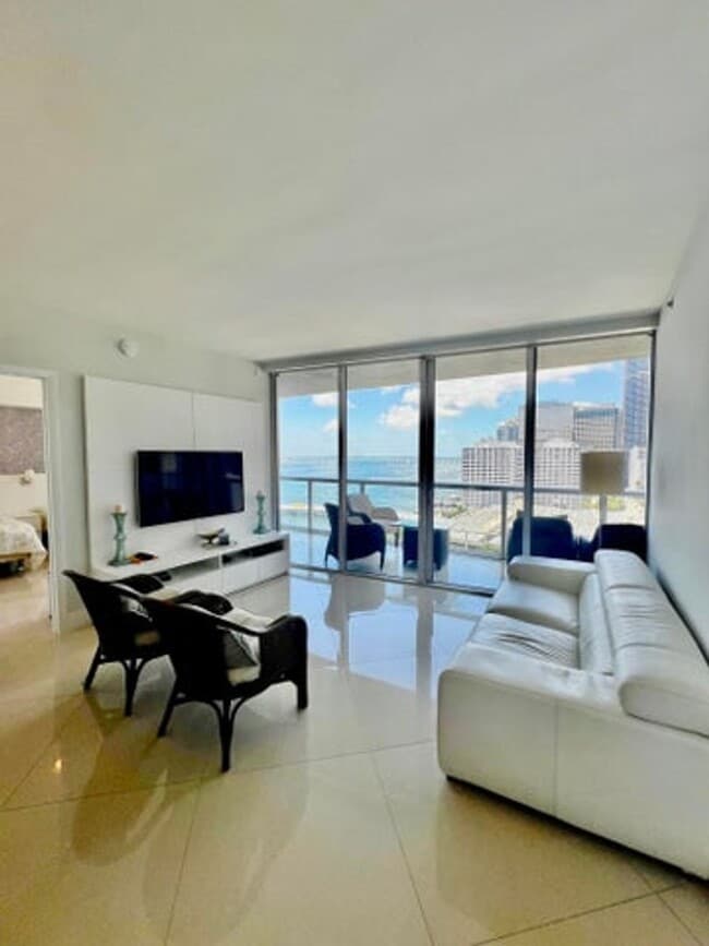 Building Photo - 495 Brickell Ave
