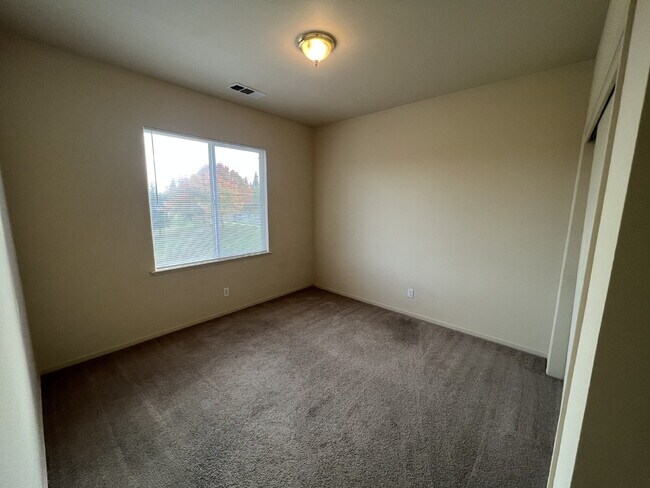 Building Photo - North Merced: 5 bedroom 3 bathroom 2 story...