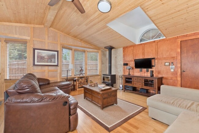 Building Photo - Fully Furnished & Move-In Ready Home – Long-Term Housing Available in Mammoth Lakes