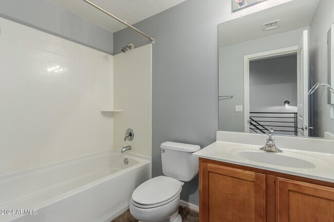 Building Photo - 525 W Lakeside Dr