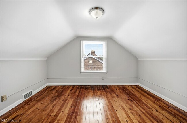 Building Photo - 3889 Grenville Rd