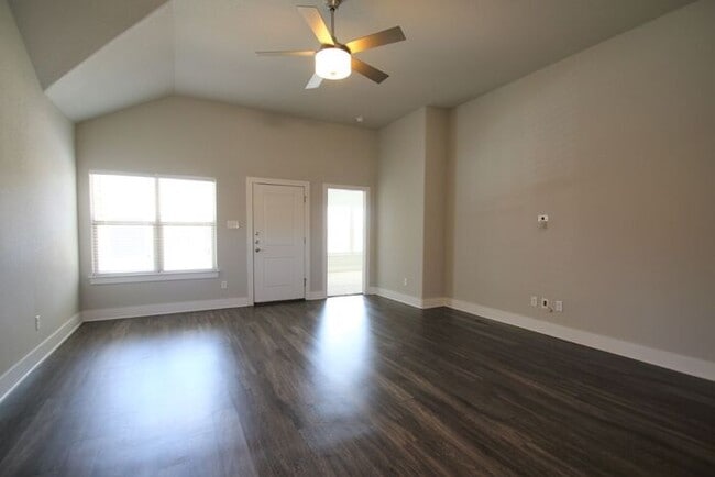 Building Photo - Incredible 3/2 Duplex Home ** Lovely Open ...