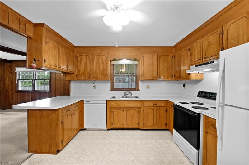 Building Photo - 2313 Lloyd Dr