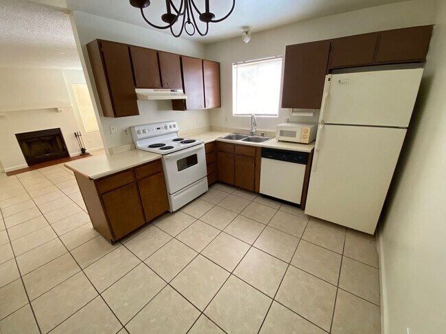 Building Photo - 2 bed downstairs unit