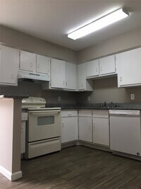 Building Photo - 5625 Antoine Dr