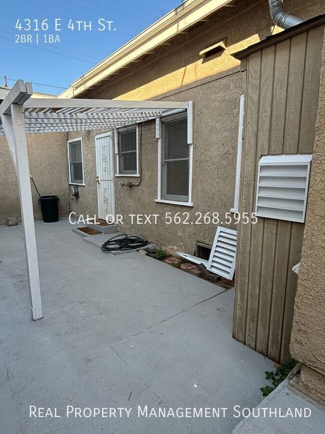 Building Photo - 2 Bedroom 1 Bath with Garage Space - Avail...