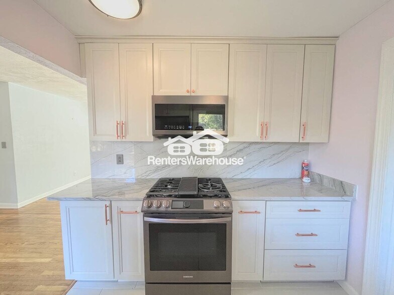 Building Photo - 4940 Erskine St