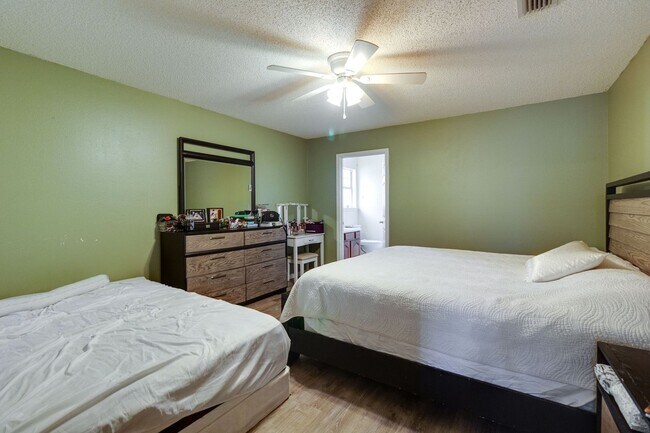 Building Photo - 3 Bedroom in Navarre!!!