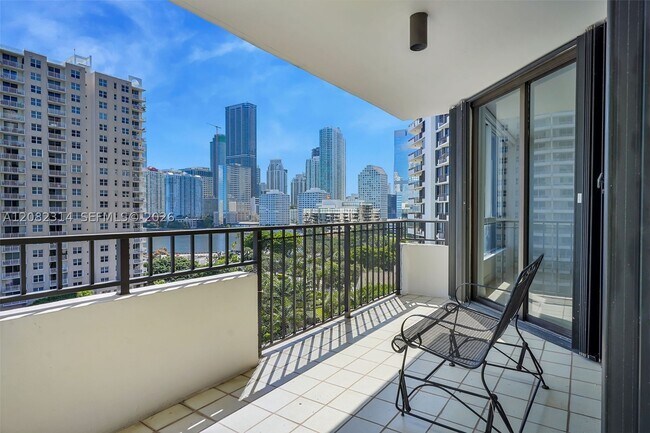 Building Photo - 520 Brickell Key Dr