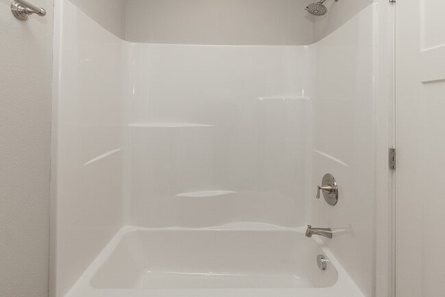 Building Photo - Updated 3 Bed 2 Bath Home