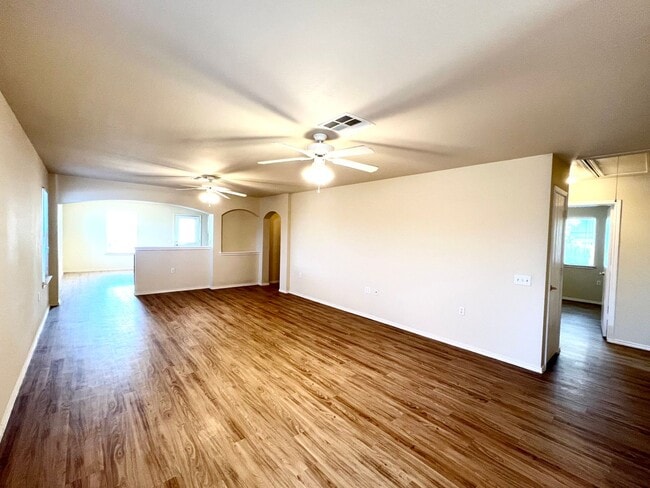 Building Photo - 4 bedroom, 2 bath, 1 story  home in Manor