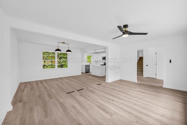 Building Photo - 2678 Rainbow Forest Dr